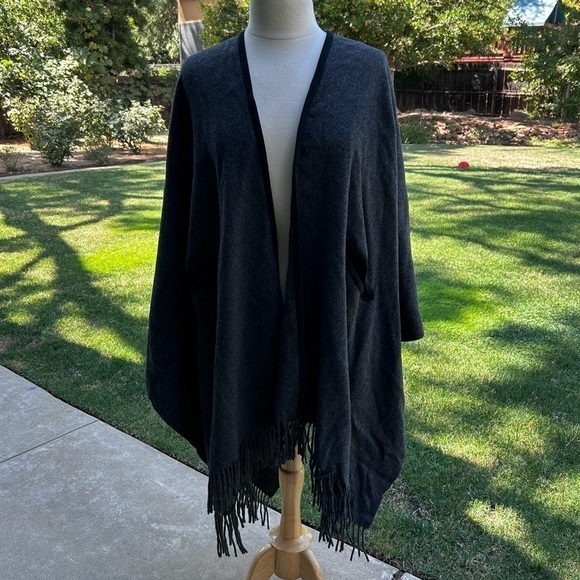 L’AGENCE Wool / Cashmere Fringed Gray Cape | One Size - Picture 1 of 10